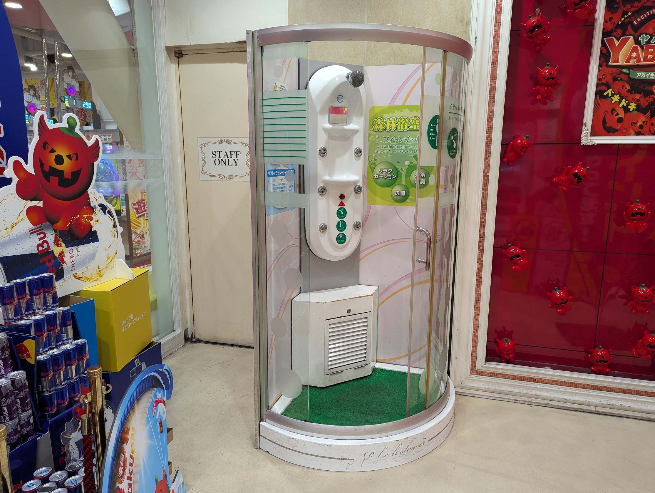 休憩スペースと喫煙エリアの様子