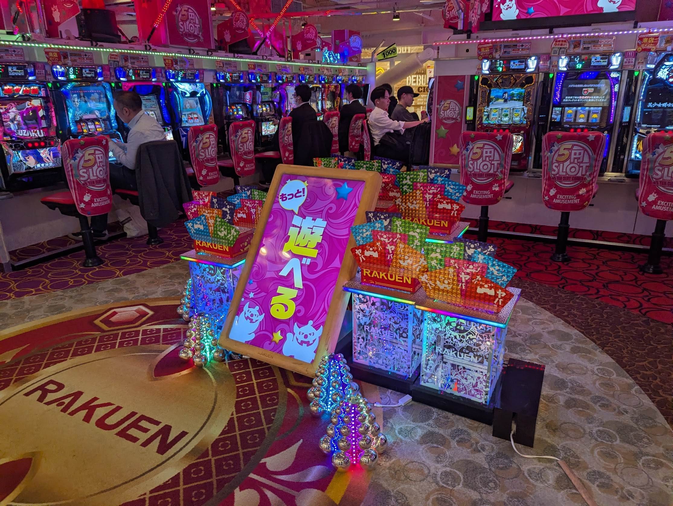 最新機種も揃うスロットコーナー