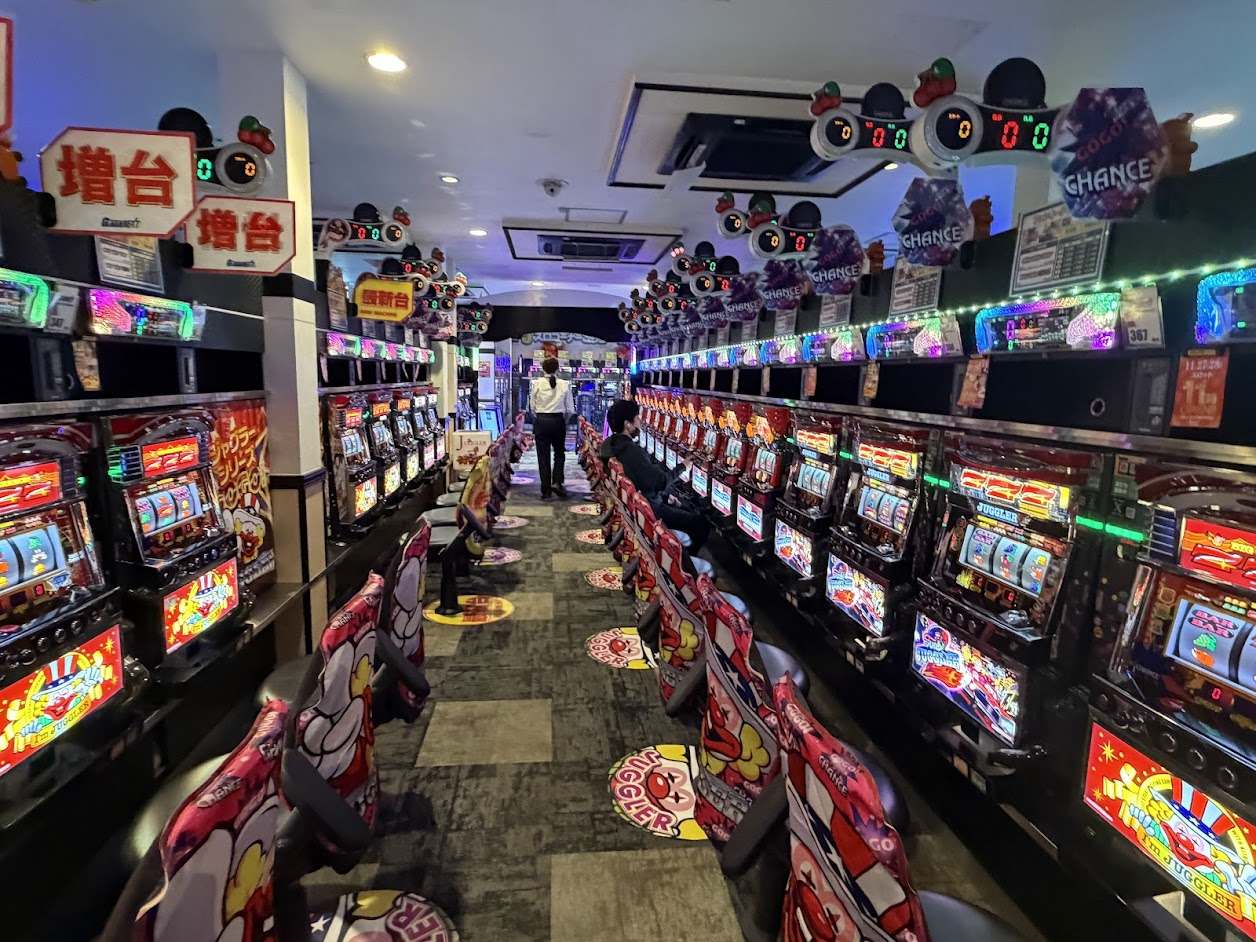 ガイアネクスト東小金井店 - パチスロ遊技台の様子