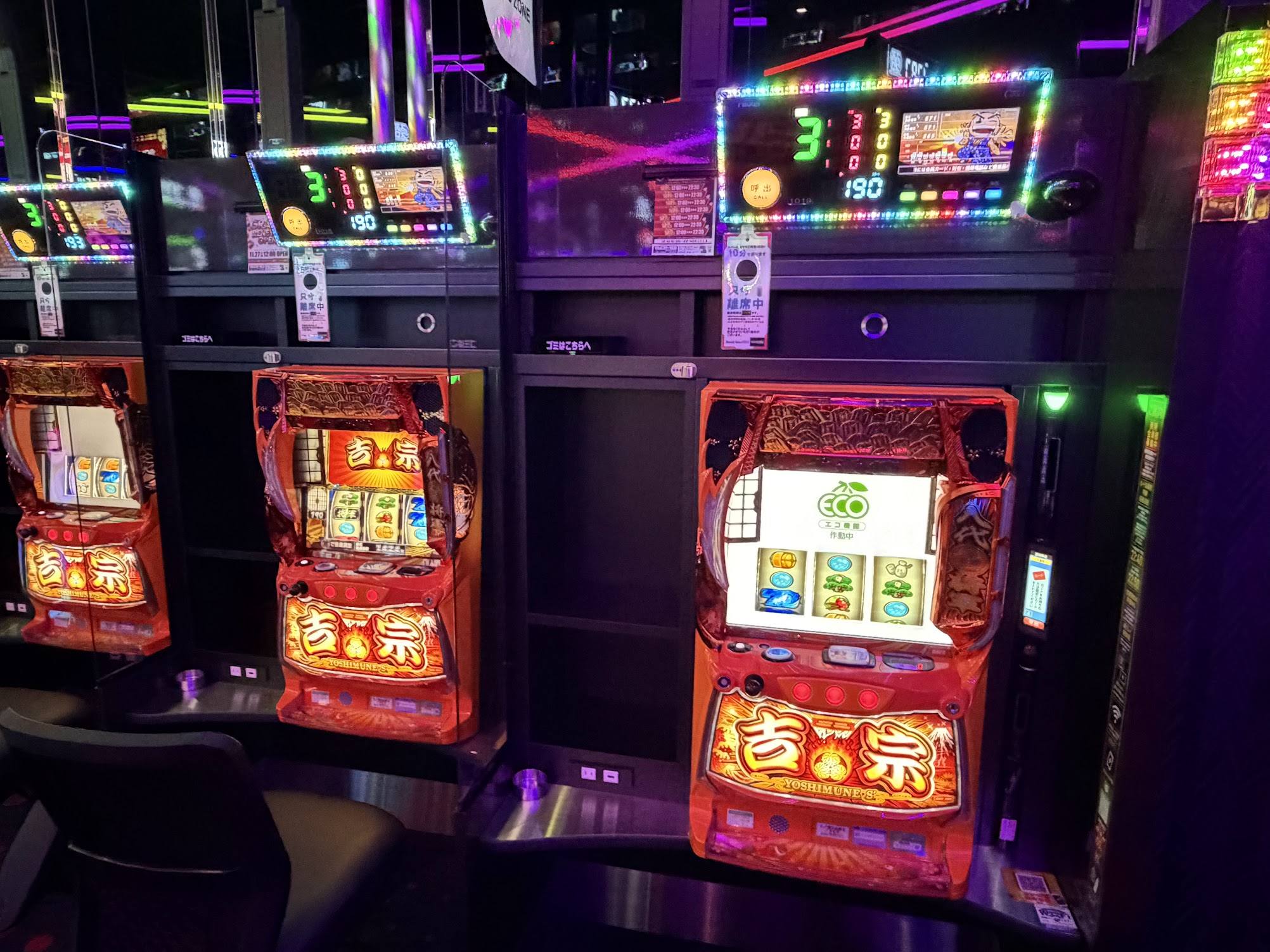 ＤＭＧ ダイヤモンドゲームズ - パチスロ遊技台の様子