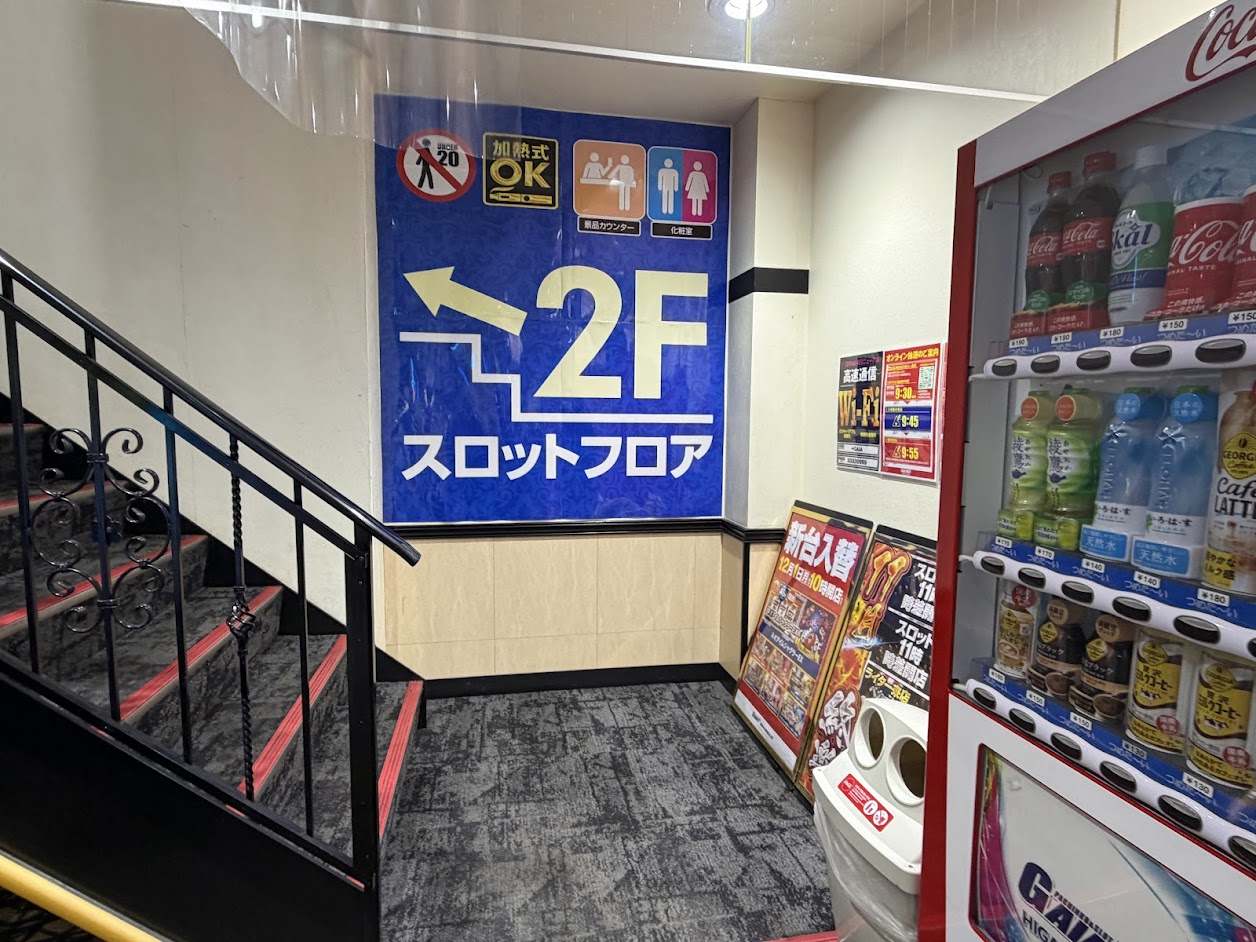 ガイアネクスト東小金井店 - 階段にある案内板