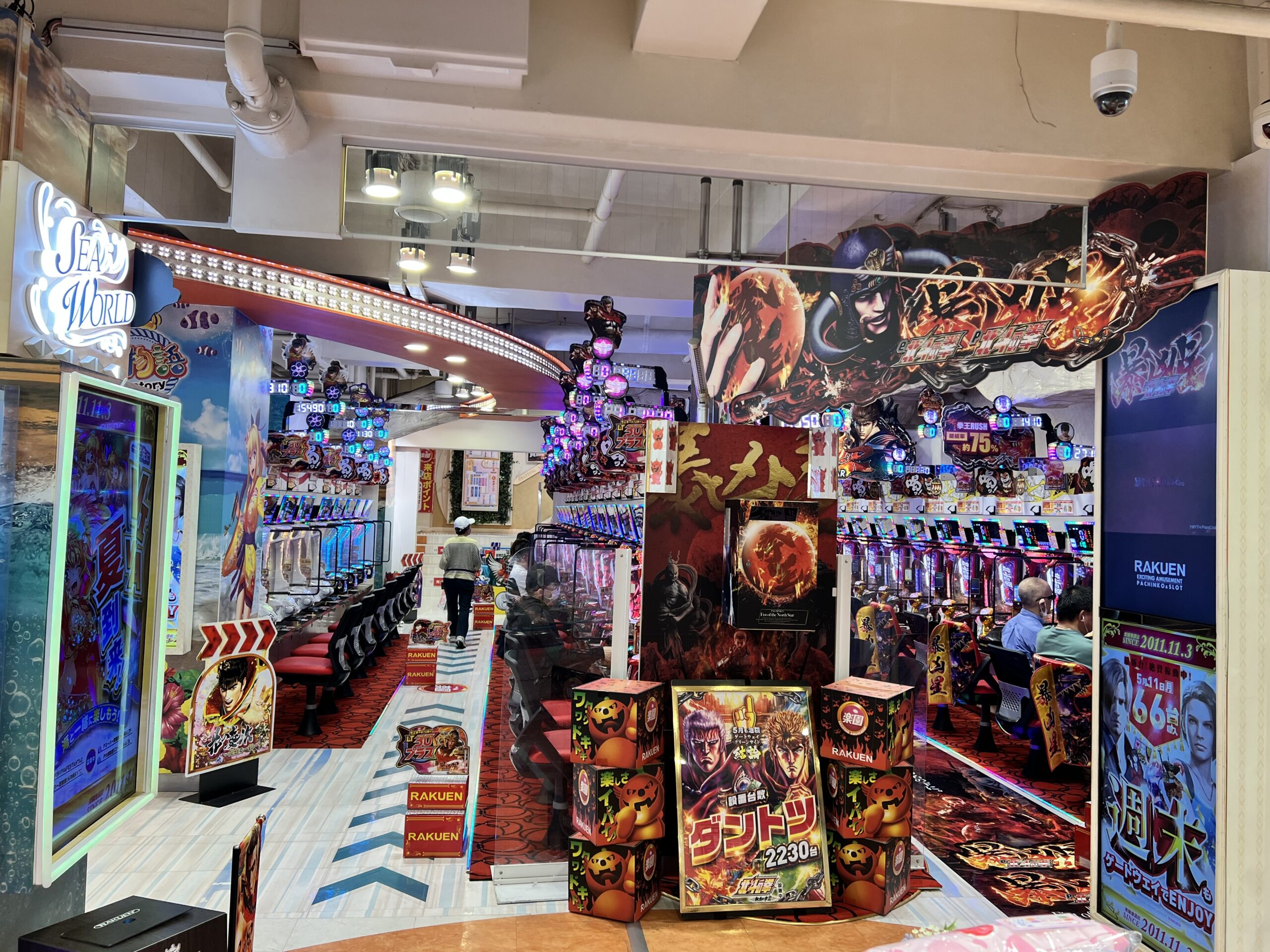 楽園池袋店 - パチンコ遊技台の様子