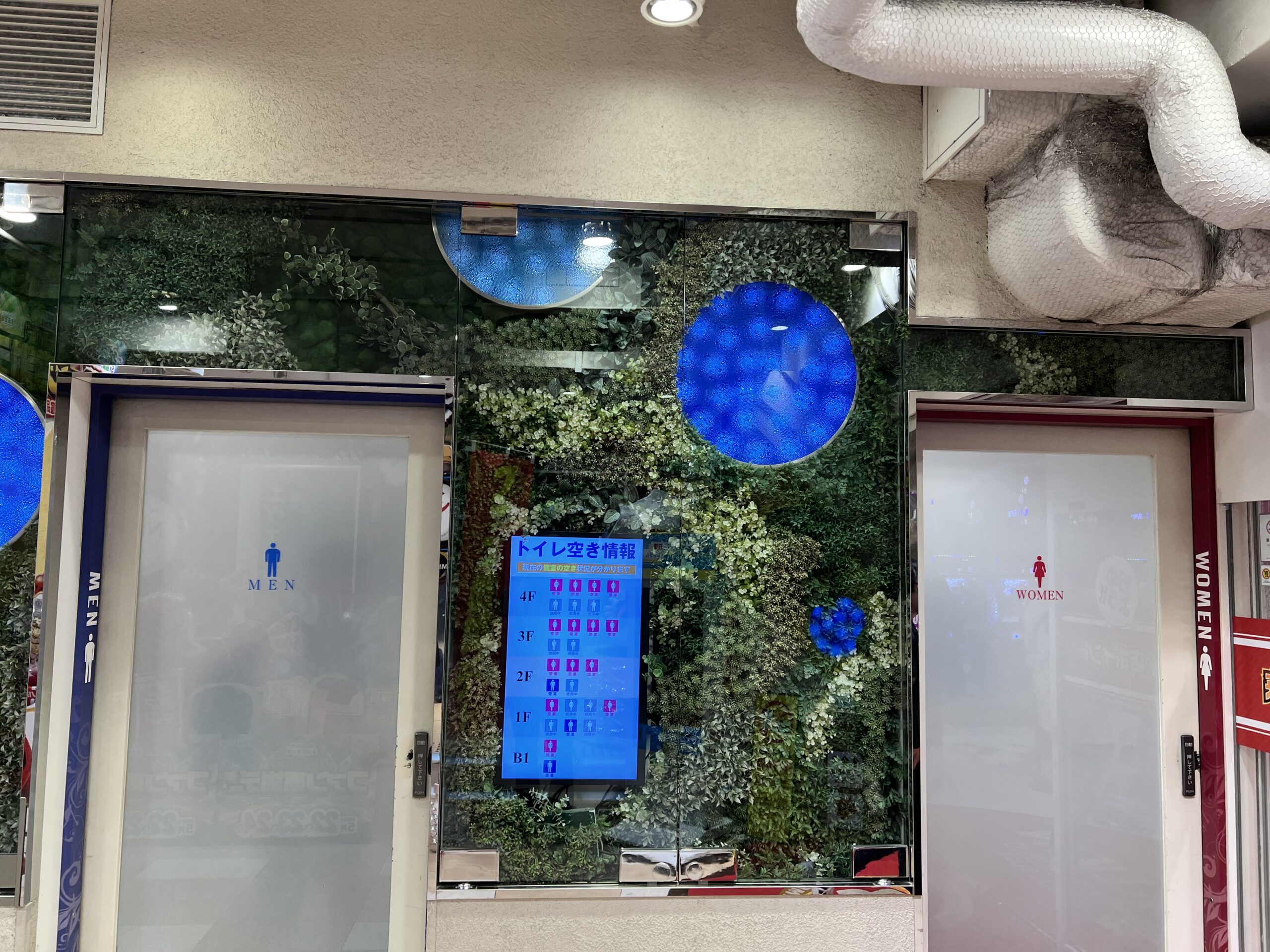 楽園池袋店 - 店内情報パネル